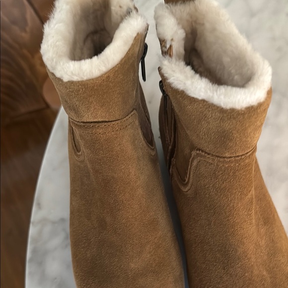 Cozy Tan Shearling-Lined Boots   Leather upper   Side zipper   Never worn - Picture 5 of 8